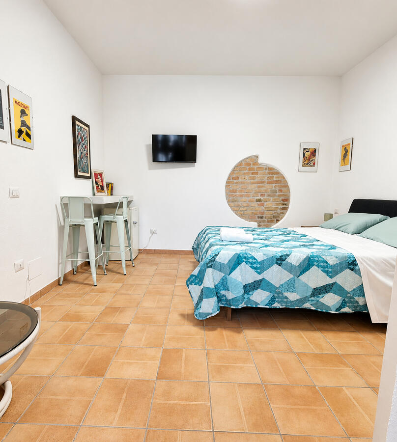 Standard Room · zona TV e tavolino Standard Room · zona TV e tavolino